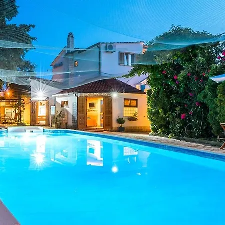 Luxury In With Pool *