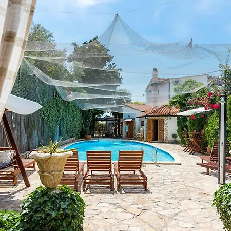 Luxury In With Pool