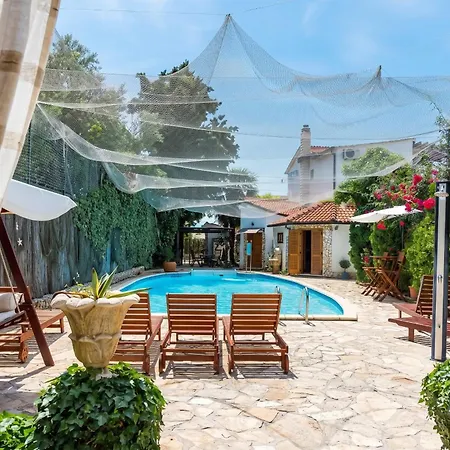 Luxury In With Pool *