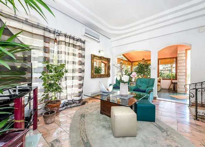 Luxury In With Pool *